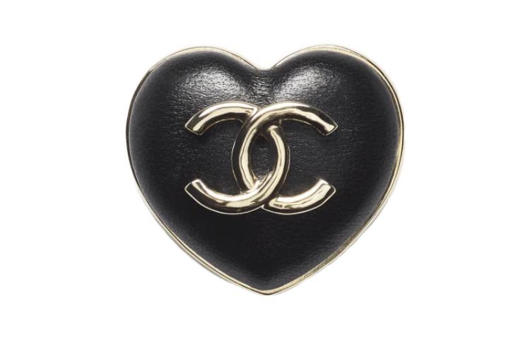 CHANEL 2004 Cc Logo Heart Earrings