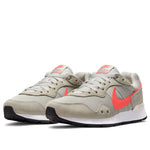 (WMNS) Nike Venture Runner Wide 'Light Bone Magic Ember' DM8454-005